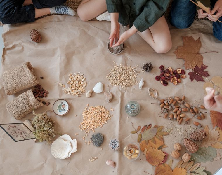 children sorting looseparts